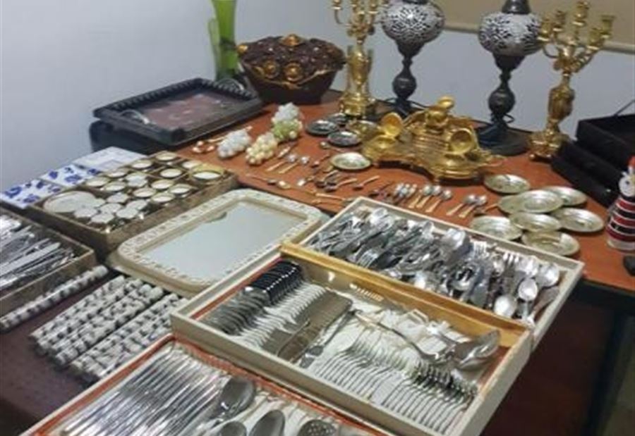 سَرق أدوات منزلية مطلية بالذهب في صور