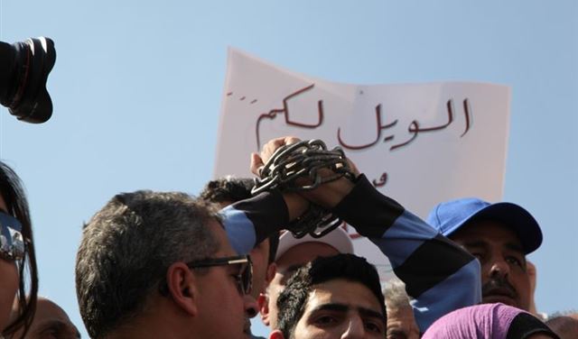 "ثورة جيّاع" على طريق المطار!
