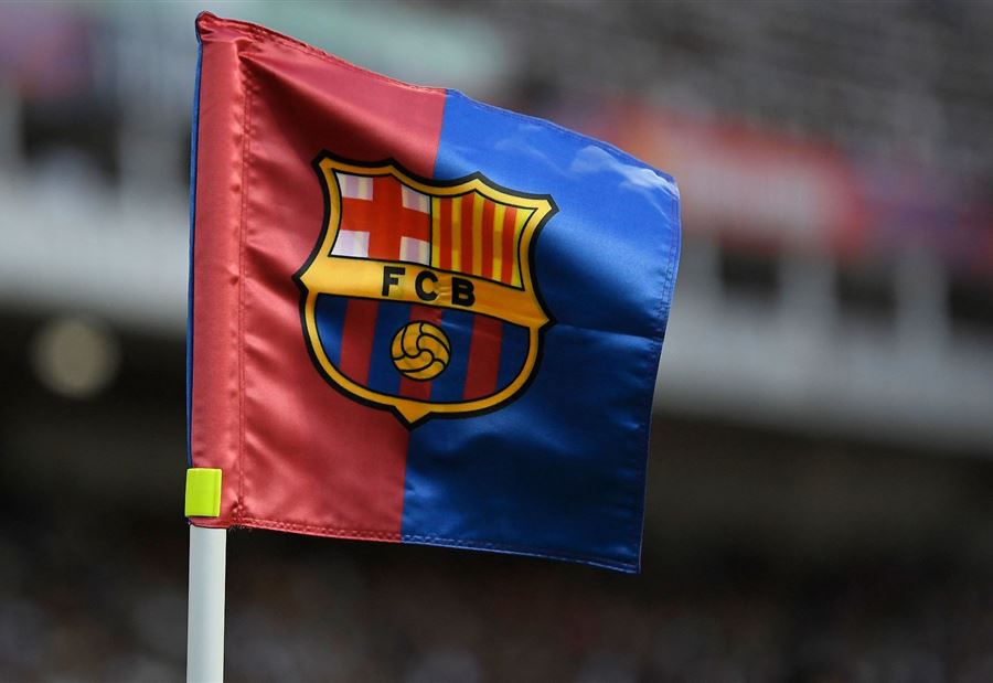 مدافع برشلونة السابق يسقط في هوّة على مسرح