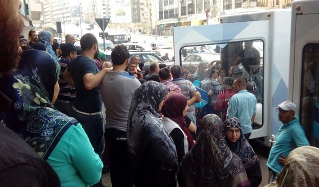 بالفيديو والصور: ماذا يحصل أمام فروع بنك بيروت؟