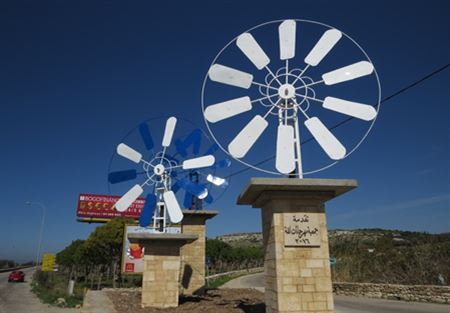3 دواليب للبحر عند مدخل أنفه 