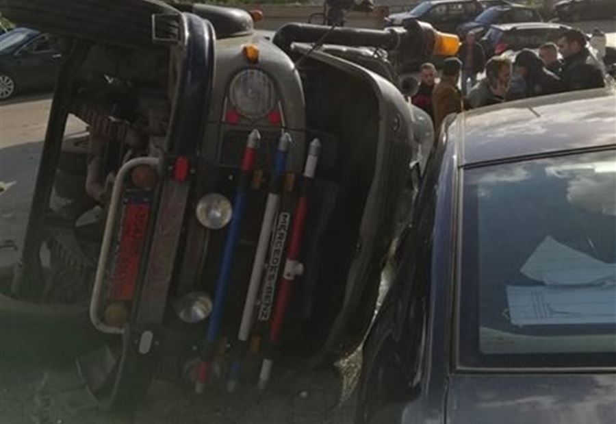 بالصور: إنقلاب شاحنة على طريق المنصورية