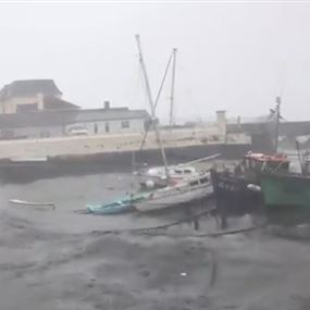 "ويلا" يضرب سواحل المكسيك بقوة