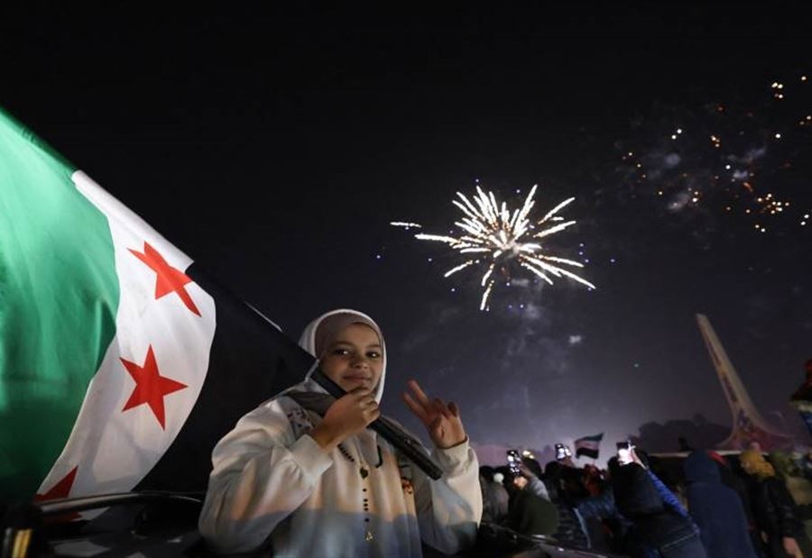 احتشاد آلاف السوريين في دمشق احتفالاً بذكرى الثورة
