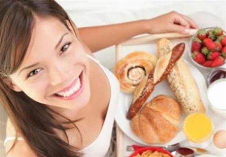 تجنبي هذه العادات لتتمتعي ببشرة نضرة