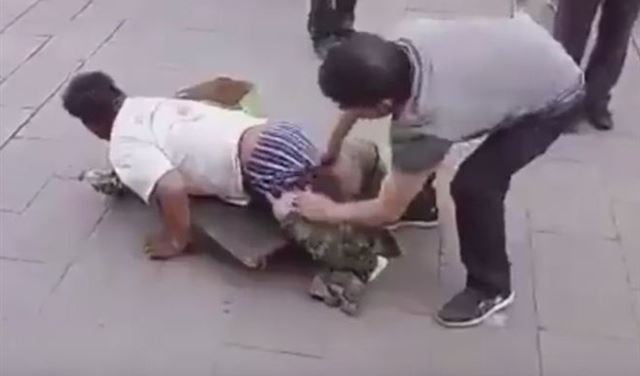 نزع سروال متسول مقعد فكشف عن مفاجأة!