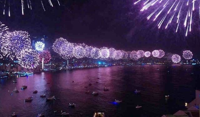 بالصور.. الالعاب النارية تضيء ليل جونية وتخطف الانظار