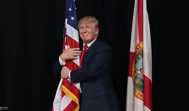 ترامب: حرق العلم الأميركي يتوجب عقوبات قاسية