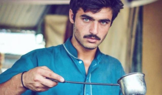 بالصورة: من يذكر بائع الشاي الذي أشعل تويتر.. هذا ما حل به! بالصورة: من يذكر بائع الشاي الذي أشعل تويتر.. هذا ما حل به!