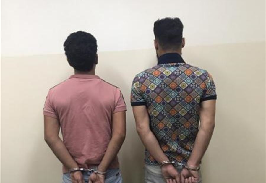 بالصورة: يروجان العملة المزيفة عبر "فايسبوك" و"يوتيوب"
