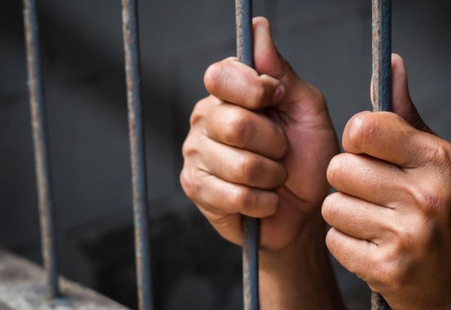 مطلوب بجرائم عدّة في قبضة "الأمن"