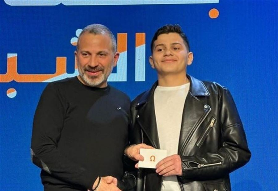 "احلى مفاجأة"... باسيل يُسلّم ابنه بطاقة الانتساب للتيار