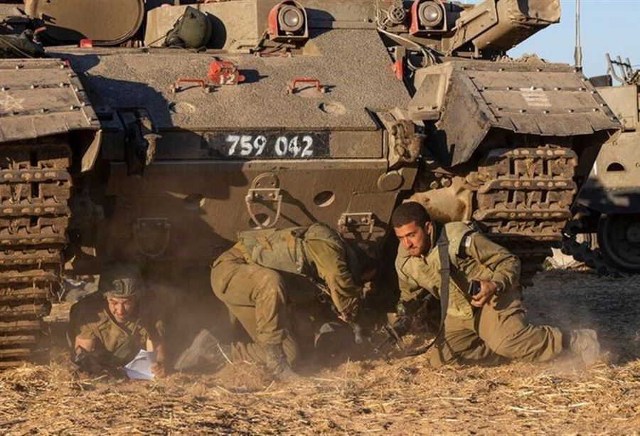 بالفيديو... "تهوّر" غير مفهوم لمجندة إسرائيلية وقَفت أمام القذيفة!