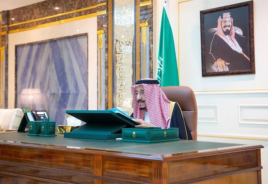 الملك سلمان يجتمع بمجلس الوزراء من المستشفى