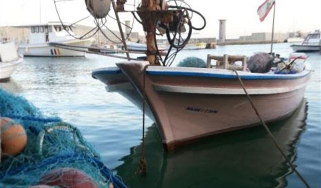 صيادو البترون أقفلوا المداخل المؤدية الى مينائهم 