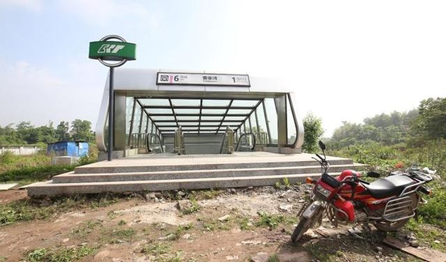 ما سبب وجود هذه المحطة في هذا المكان المهجور تماماً؟