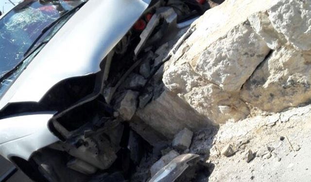 جريحان بحادث ارتطام سيارة بحافة الطريق في القلمون