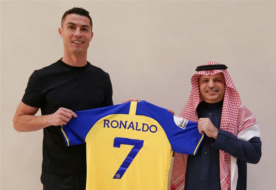 "كان ينتظر مكالمة"... تفاصيلٌ حول صفقة رونالدو والنصر