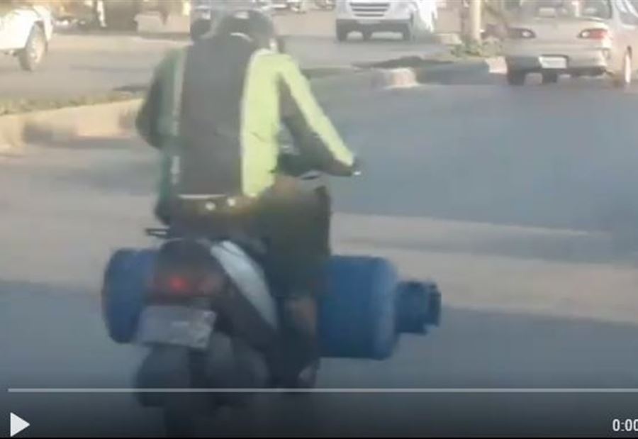 بالفيديو: يجول بدراجته النارية الطرقات حاملاً قارورة غاز كبيرة!