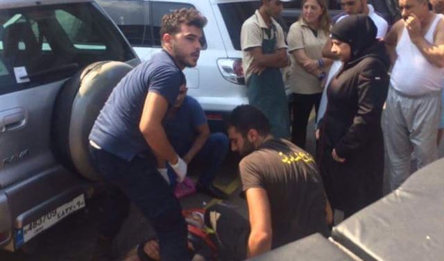 بالصورة.. جريح صدما على أوتوستراد صربا!