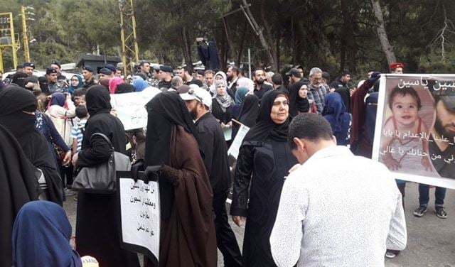بالصورة: أهالي الموقوفين الاسلاميين يقطعون الطريق أمام سجن رومية