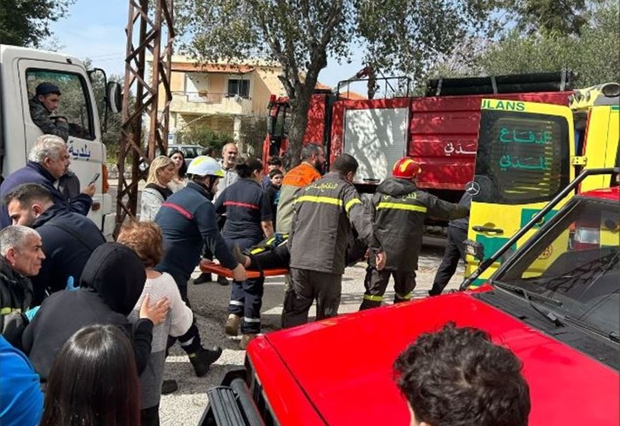 على طريق عام فتقا... تدهور سيارة بداخلها مواطنة