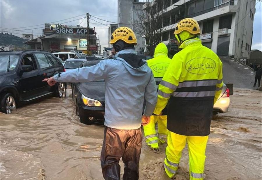 بالصور: إنقاذ مواطنين علقوا داخل سياراتهم في جونية