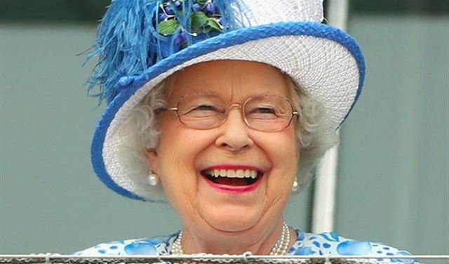 من المروحيات إلى المقبلات.. هكذا تنفق الملكة ثروتها