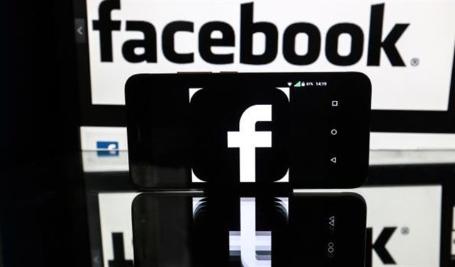 "فيسبوك" تهدف إلى أن تصبح "بيئة معادية " للإرهابيين