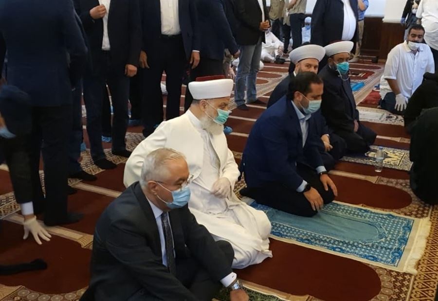 أين أدّى الحريري صلاة العيد؟