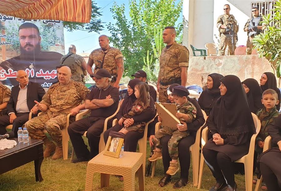 قائد الجيش زار عائلة الشهيد شمص (صورة)