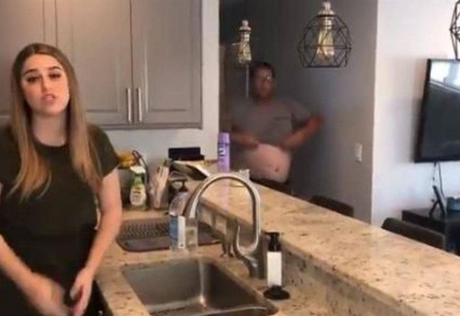 بالفيديو: مواقف "محرجة" أثناء العمل في المنزل