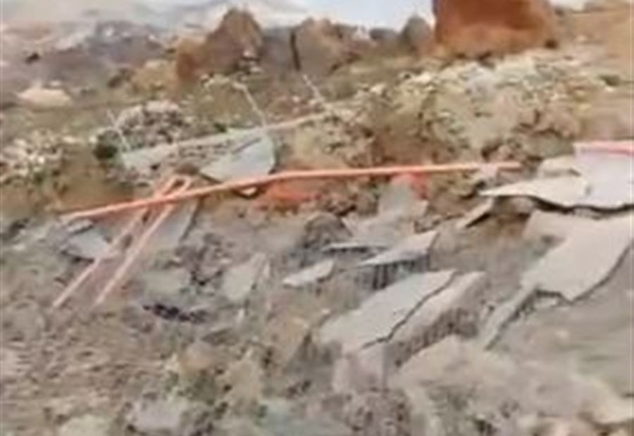 بالصورة: انهيار الطريق المؤدي إلى معمل مياه صنين