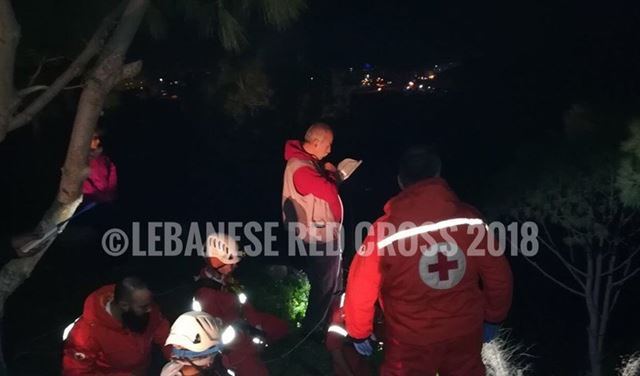 بالصور..  إنقاذ شخص وقع في منحدر في زوق مصبح