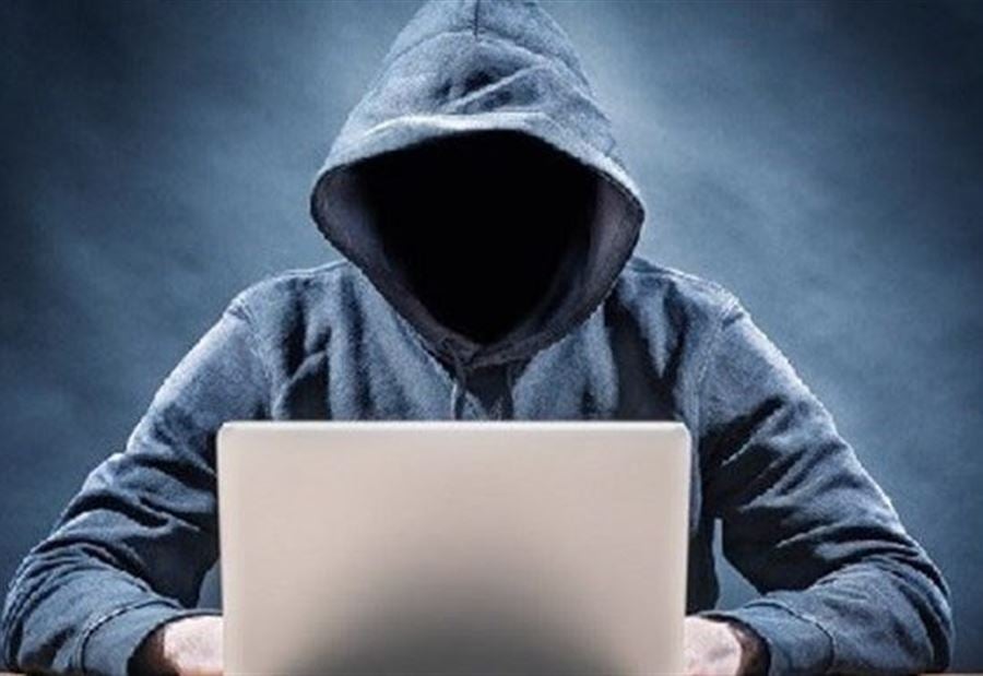 ابتزها وهددها بنشر صورها الحميمة