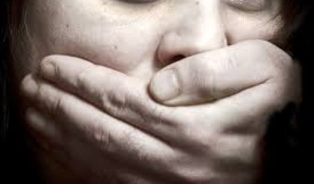   عامل يغتصب طفلاً تحت تهديد السلاح! 