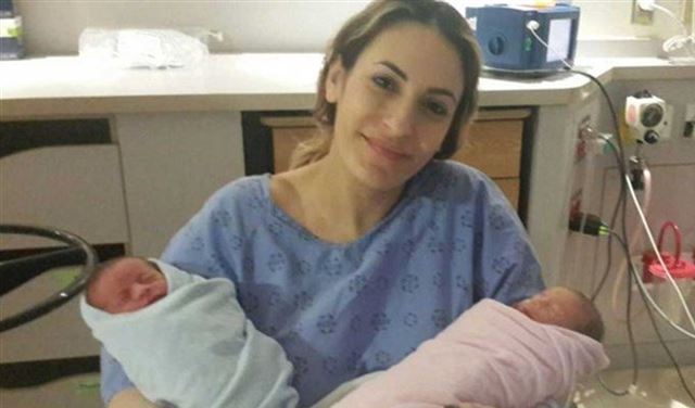 لم تكتمل فرحة جويل بتوأميها..والسبب محزن!  لم تكتمل فرحة جويل بتوأميها..والسبب محزن!