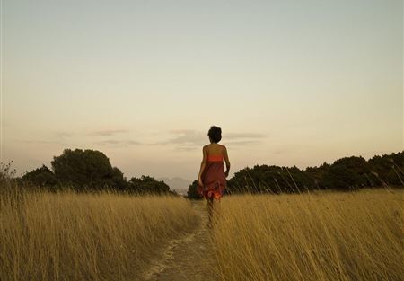 لماذا تتمايل المرأة في مشيتها؟