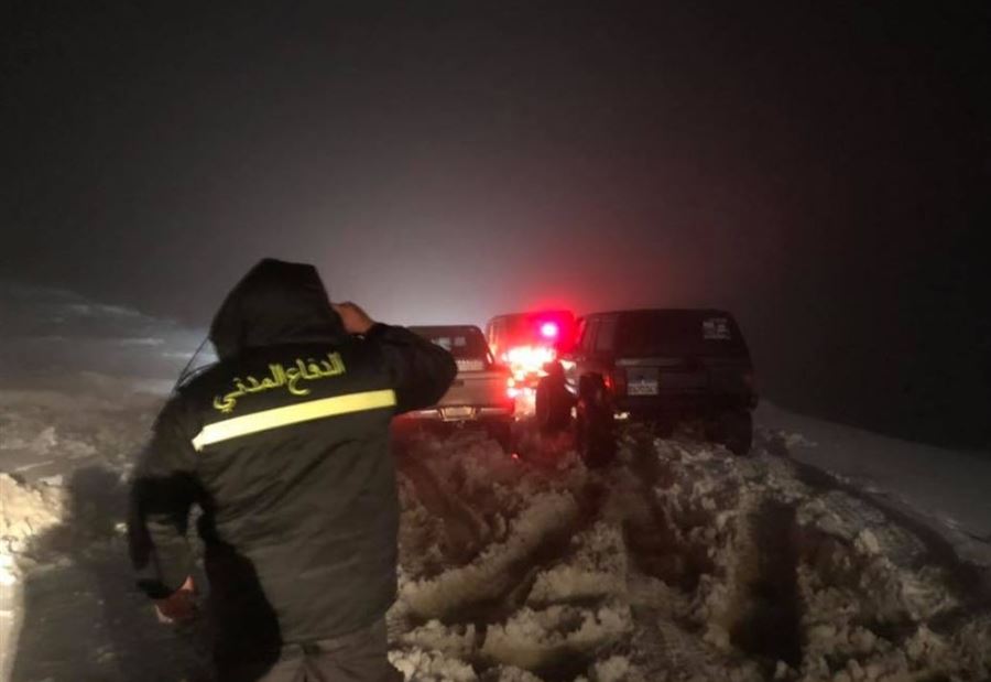 بالفيديو: إنقاذ مواطنين احتجزتهم الثلوج على طريق صنين وفقرا