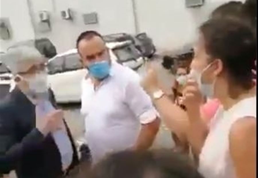 بالفيديو... طرد وزير التربية بـ"المكانس" بالفيديو... طرد وزير التربية بـ"المكانس"