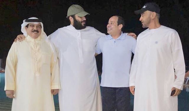 بالصورة: لقاء ودي بن زايد وبن سلمان وحمد بن عيسى في ضيافة السيسي