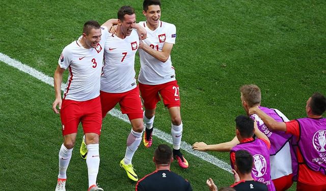 بولندا أول المتأهلين لدور الثمانية على حساب سويسرا