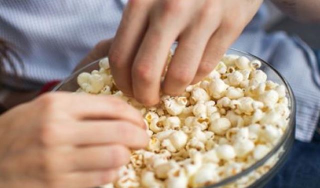 7 أسباب تجعلكِ تأكلين الفشار يوميًا 7 أسباب تجعلكِ تأكلين الفشار يوميًا