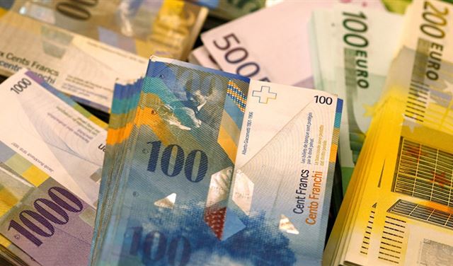 الاتحاد الأوروبي يعتزم توجيه صفعة قاسية للدولار