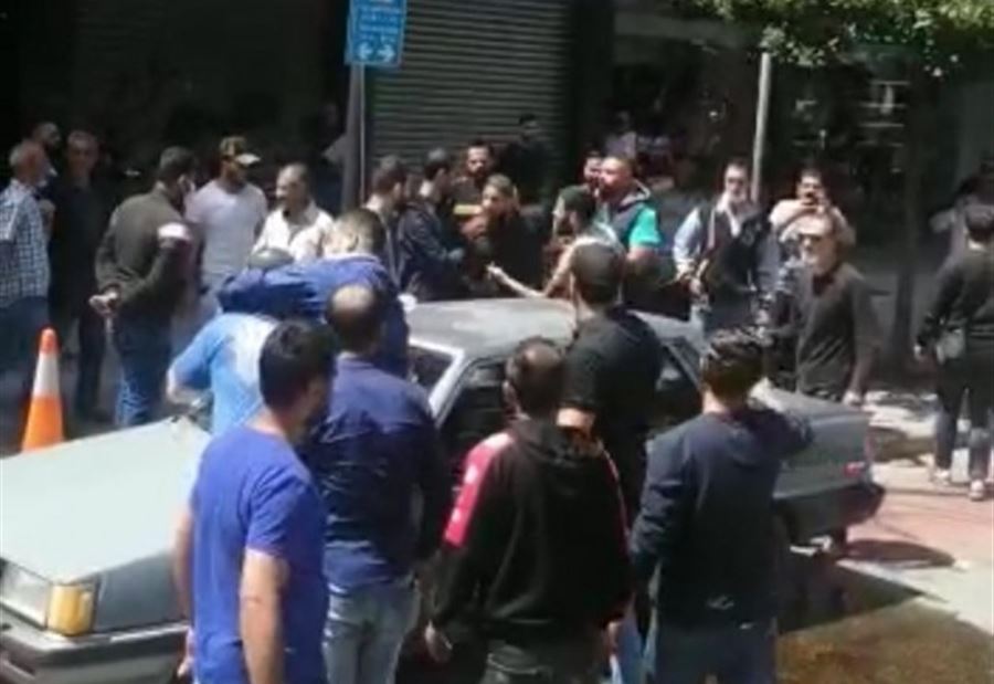 بالفيديو: مواطنٌ "مقهور" يُحاول إحراق نفسه!