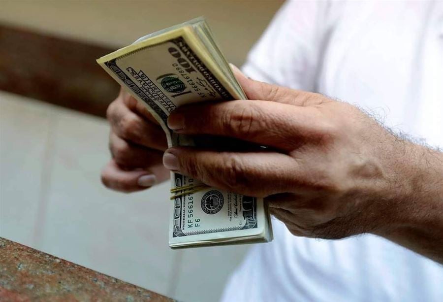 بعد "تطمينات" سلامة... الدولار يرتفع الجمعة!