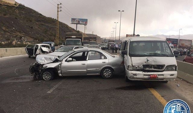 قتيل وجريحان بحادث بين 5 مركبات على "المديرج"