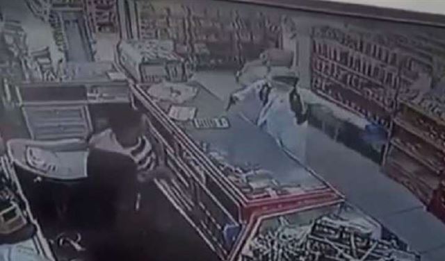 بالفيديو.. شجاعة مصري تحبط عملية سرقة بالسعودية!