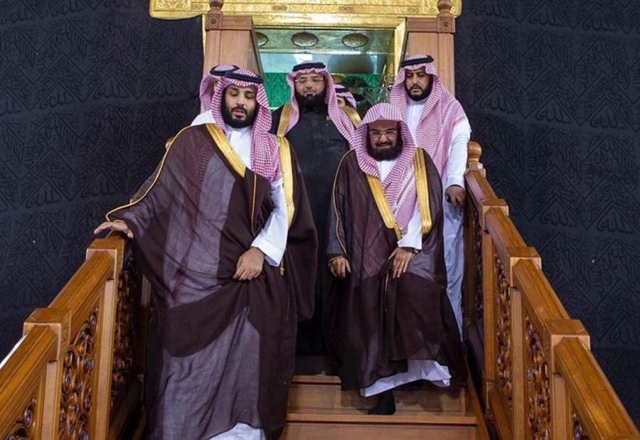 بالصور والفيديو: ماذا يفعل محمد بن سلمان فوق الكعبة؟
