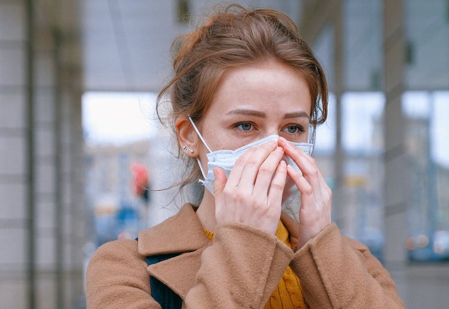 تأثيرٌ مزعجٌ يؤثر على جمال النساء بعد التعافي من كورونا